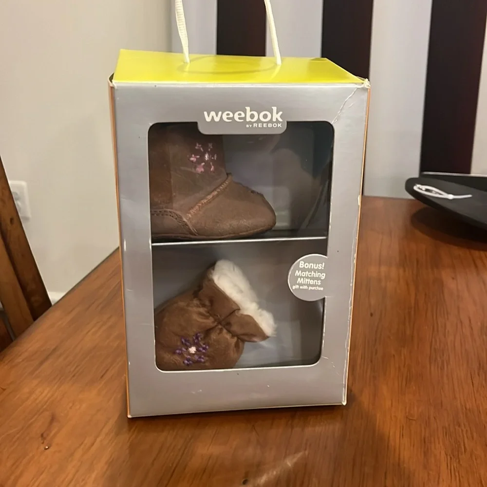 Weebok by Reebok Mini Snowflake Baby Infant Booties Boots and Mitts set Size 0